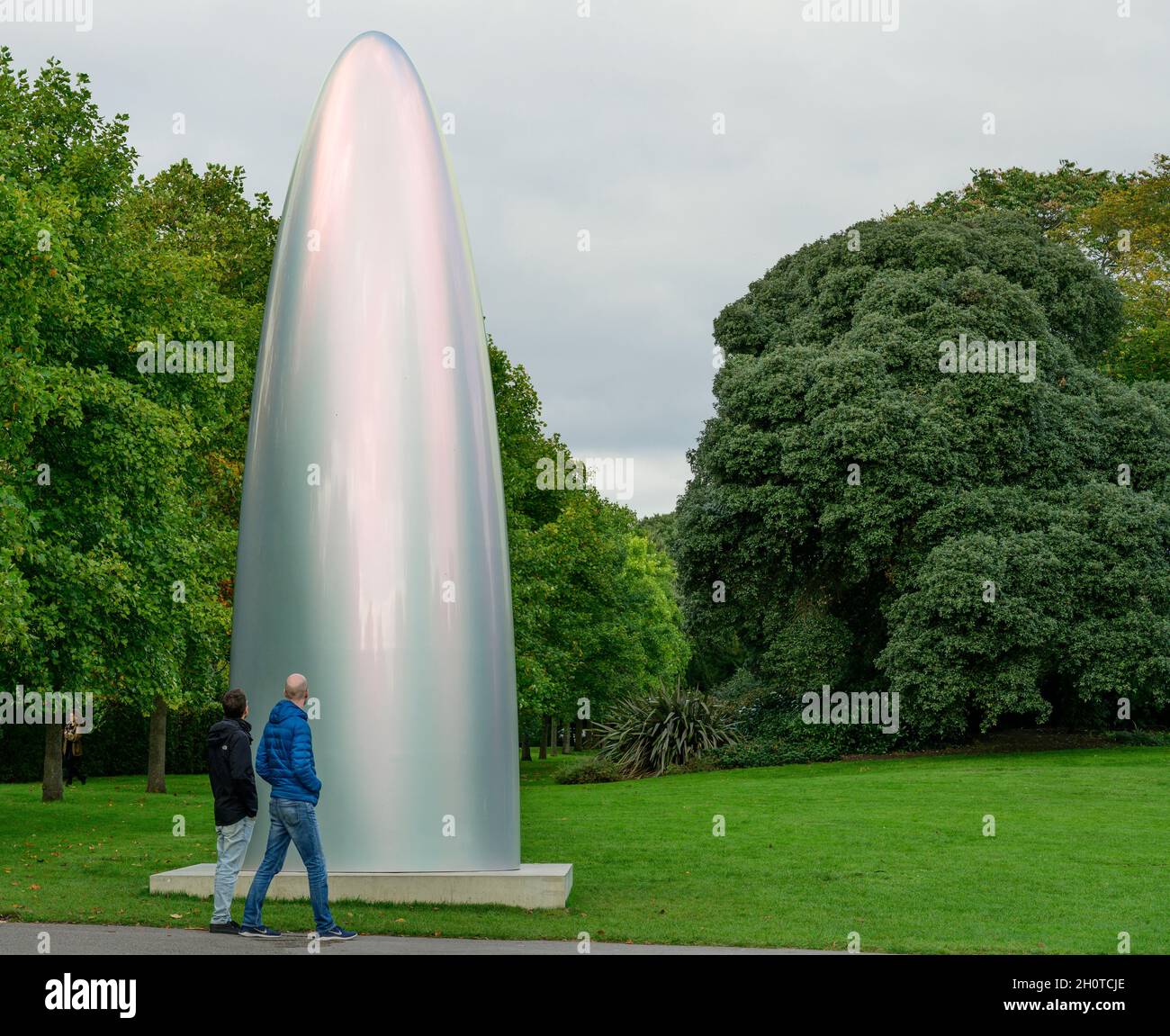 The Regents Park, Londra, Regno Unito. 14 Ott 2021. Il sentiero per sculture all'aperto include Rasheed Araeen, Daniel Arsham, Anthony Caro, Gisela Colón, José Pedro Croft, Carlos Cruz-Diez, Stoyan Dechev, Ibrahim El-Salahi, Divya Mehra, Annie Morris, Isamu Noguchi, Jorge Otero-Pailos, Solange Pessoa, Vanessa da Silva, Tatiana Wolska, Rose Wylie e Yunizar. Image: Gisela Colon, Quantum Shift, 2021. Gavlak. Credit: Malcolm Park/Alamy Live News Foto Stock