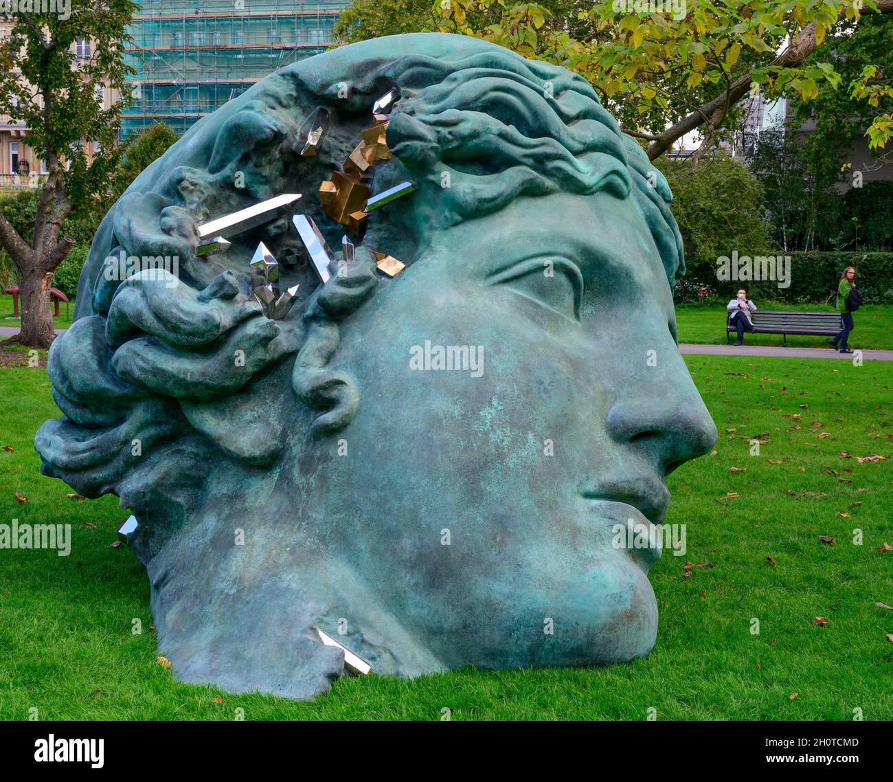 The Regents Park, Londra, Regno Unito. 14 Ott 2021. Il sentiero per sculture all'aperto include Rasheed Araeen, Daniel Arsham, Anthony Caro, Gisela Colón, José Pedro Croft, Carlos Cruz-Diez, Stoyan Dechev, Ibrahim El-Salahi, Divya Mehra, Annie Morris, Isamu Noguchi, Jorge Otero-Pailos, Solange Pessoa, Vanessa da Silva, Tatiana Wolska, Rose Wylie e Yunizar. Immagine: Daniel Arsham, Bronzo ungroed Melpomene eroso, 2021. Perrotin. Credit: Malcolm Park/Alamy Live News Foto Stock
