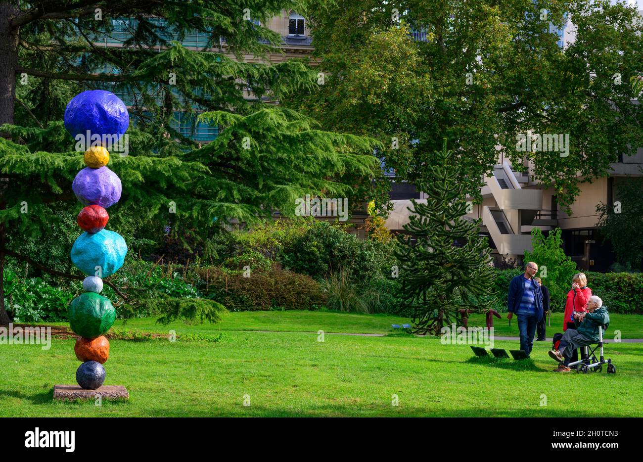 The Regents Park, Londra, Regno Unito. 14 Ott 2021. Il sentiero per sculture all'aperto include Rasheed Araeen, Daniel Arsham, Anthony Caro, Gisela Colón, José Pedro Croft, Carlos Cruz-Diez, Stoyan Dechev, Ibrahim El-Salahi, Divya Mehra, Annie Morris, Isamu Noguchi, Jorge Otero-Pailos, Solange Pessoa, Vanessa da Silva, Tatiana Wolska, Rose Wylie e Yunizar. Image: Annie Morris, Stack 9, Ultramarine Blue, 2021. Timothy Taylor. Credit: Malcolm Park/Alamy Live News Foto Stock