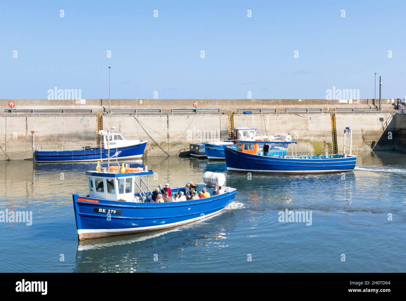 Barche da pesca e gite turistiche alle Isole Farne Seahouses Harbour North Sunderland Harbour Northumberland Coast Seahouses England GB UK Foto Stock