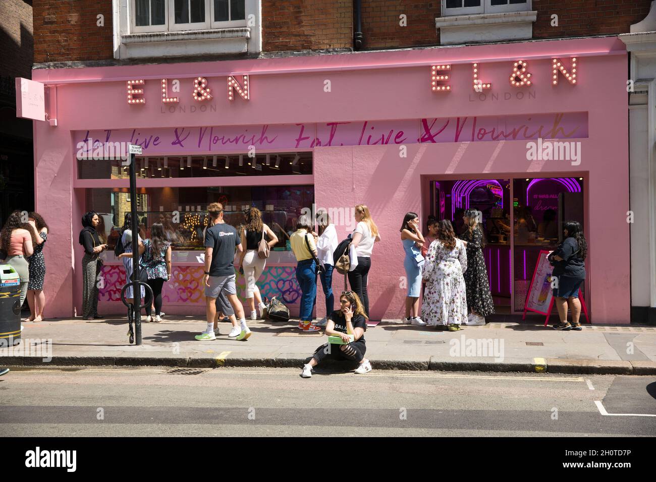 Le persone si accodano fuori da UN El & N London cafe nel centro di Londra, 5 giugno 2021. Foto Stock