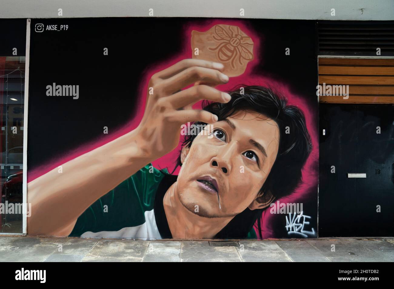 Manchester, Regno Unito. 14 ottobre 2021. Un murale dell'artista di strada Akse P19 lungo il tema della popolare serie Netflix Squid Game è visto a Manchester, Regno Unito. Credit: Jon Super/Alamy Live News. Foto Stock