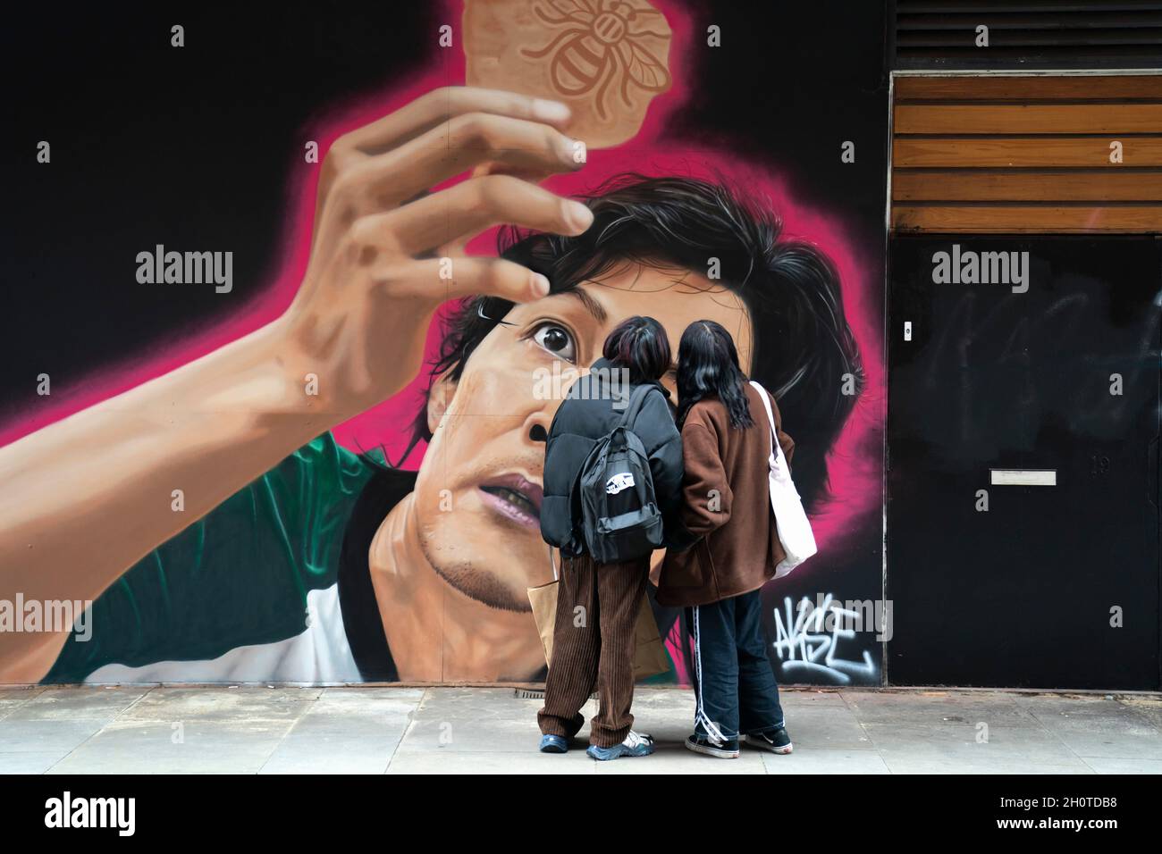 Manchester, Regno Unito. 14 ottobre 2021. Un murale dell'artista di strada Akse P19 lungo il tema della popolare serie Netflix Squid Game è visto a Manchester, Regno Unito. Credit: Jon Super/Alamy Live News. Foto Stock