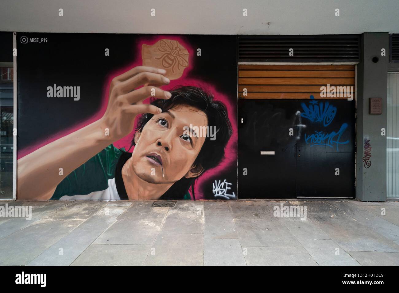 Manchester, Regno Unito. 14 ottobre 2021. Un murale dell'artista di strada Akse P19 lungo il tema della popolare serie Netflix Squid Game è visto a Manchester, Regno Unito. Credit: Jon Super/Alamy Live News. Foto Stock