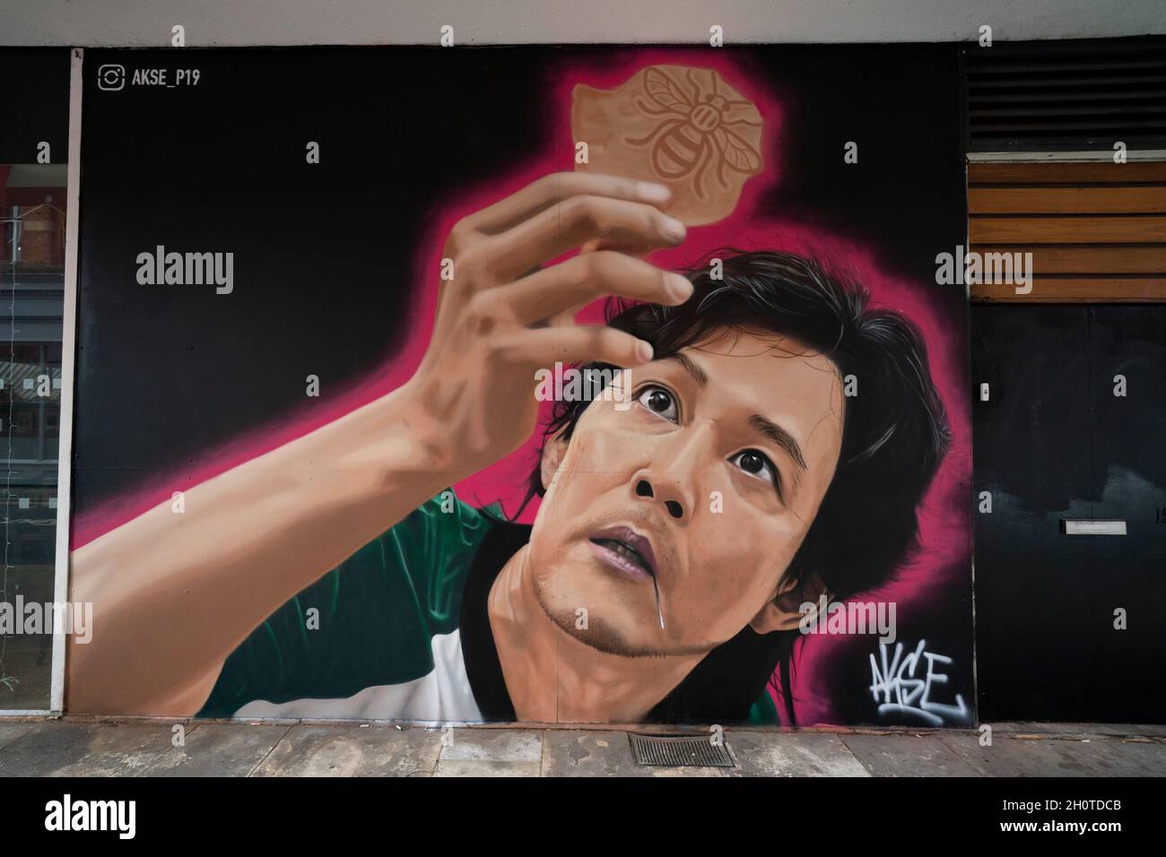 Manchester, Regno Unito. 14 ottobre 2021. Un murale dell'artista di strada Akse P19 lungo il tema della popolare serie Netflix Squid Game è visto a Manchester, Regno Unito. Credit: Jon Super/Alamy Live News. Foto Stock