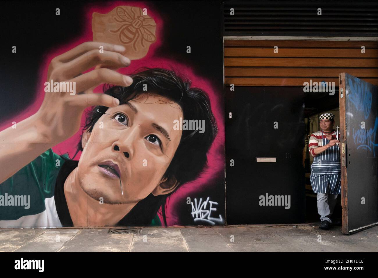 Manchester, Regno Unito. 14 ottobre 2021. Un murale dell'artista di strada Akse P19 lungo il tema della popolare serie Netflix Squid Game è visto a Manchester, Regno Unito. Credit: Jon Super/Alamy Live News. Foto Stock