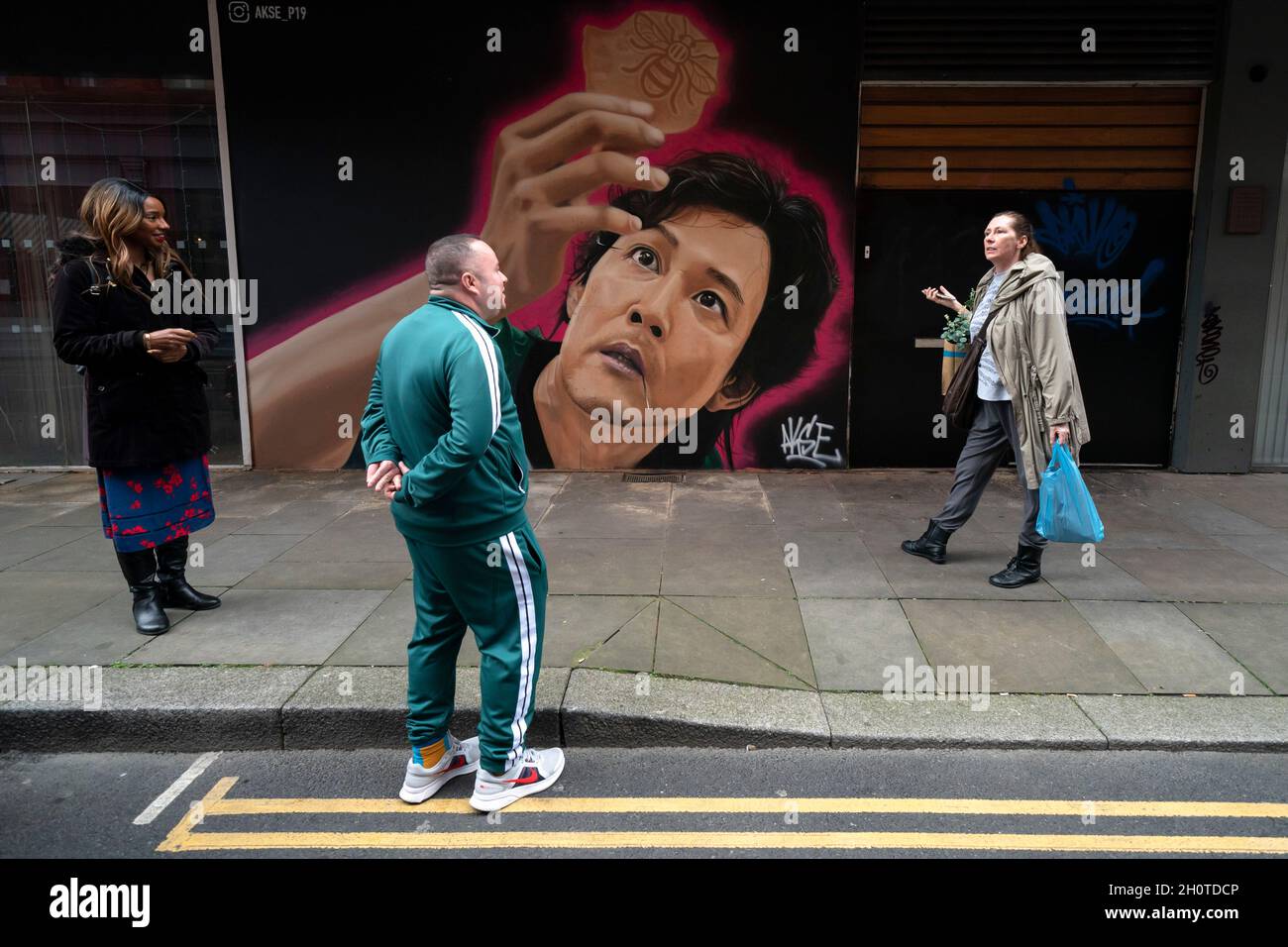 Manchester, Regno Unito. 14 ottobre 2021. Un murale dell'artista di strada Akse P19 lungo il tema della popolare serie Netflix Squid Game è visto a Manchester, Regno Unito. Credit: Jon Super/Alamy Live News. Foto Stock