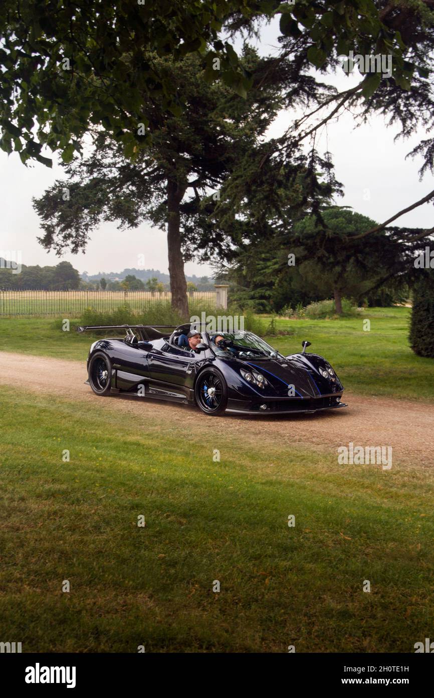 Blue Pagani Zonda 760 VR Supercar una tantino che partecipa all'evento annuale di cours of Elegance car che si tiene all'Hampton Court Palace nella periferia di Londra, Inghilterra. Foto Stock