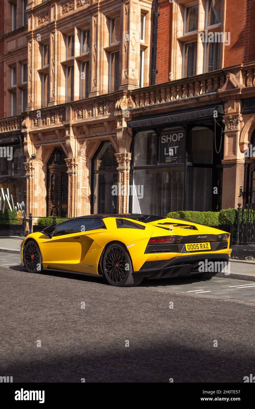 La supercar gialla Lamborghini Avenatdor S Roadster parcheggiata su una strada nella zona di Mayfair nel centro di Londra, Inghilterra. Foto Stock