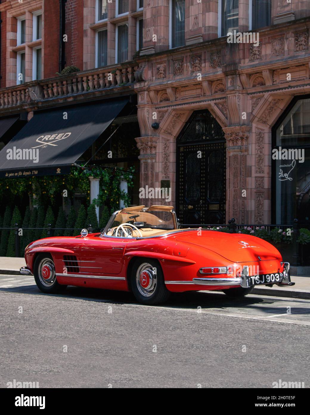 Red Mercedes-Benz 300SL Roadster classica supercar parcheggiata su una strada nella zona di Mayfair nel centro di Londra, Inghilterra. Foto Stock