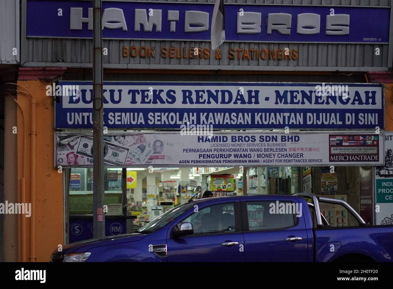 Un negozio di libri di testo aperto di nuovo dopo la chiusura durante la pandemia covid in Malesia. Kedai buku teks sekolah rendah dan menengah Malesia Foto Stock