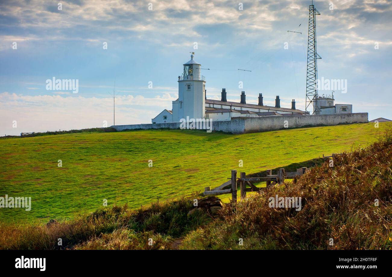 Lizard Point Lighthouse nel sud-ovest della Cornovaglia Inghilterra Regno Unito originariamente costruito nel 1751 dal proprietario di terra Thomas Fonnereau nel punto meridionale della Gran Bretagna. Foto Stock