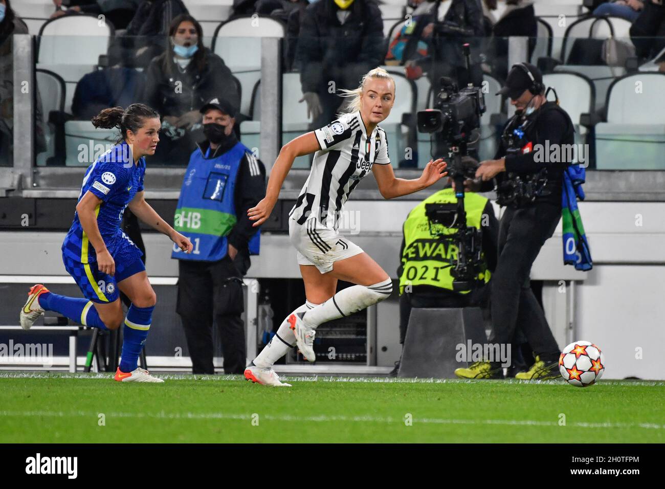 Torino, Italia. 13 ottobre 2021. Matilde Lundorf (12) di Juventus visto nella UEFA Women's Champions League tra Juventus e Chelsea allo Juventus Stadium di Torino. (Photo Credit: Gonzales Photo/Alamy Live News Foto Stock