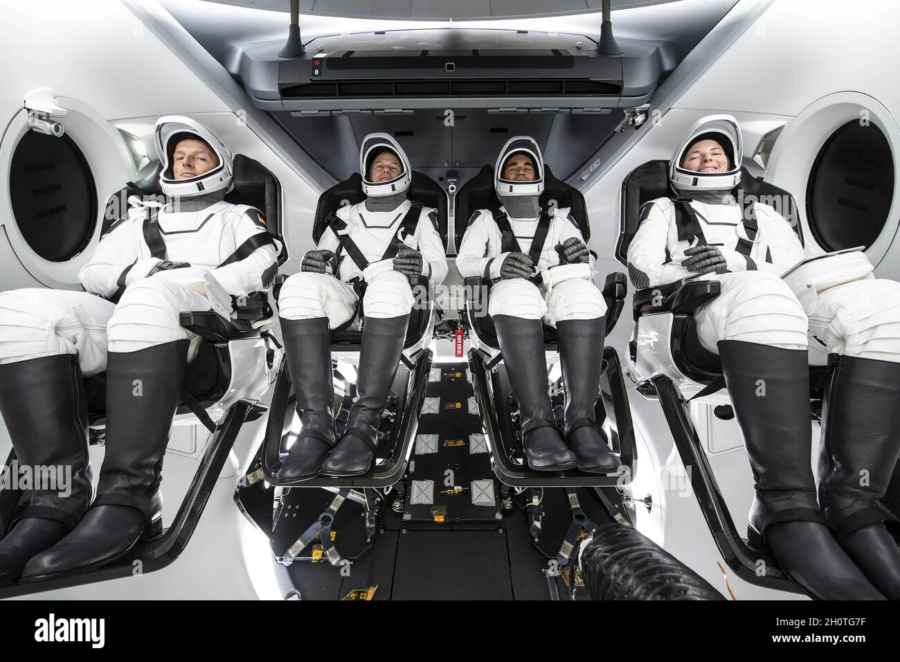 Hawthorne, Stati Uniti. 14 Ott 2021. Gli astronauti di SpaceX Crew-3 posano per un ritratto nelle loro tute durante una sessione di allenamento all'interno della navicella spaziale SpaceX Crew Dragon il 9 ottobre 2021. Da sinistra si trovano l'astronauta Matthias Maurer dell'ESA (Agenzia spaziale europea) e gli astronauti della NASA Raja Chari, Thomas Marshburn e Kayla Barron. Chari è il comandante, Marshburn è il pilota, e Barron e Maurer sono entrambi specialisti della missione. Foto di SpaceX/UPI Credit: UPI/Alamy Live News Foto Stock