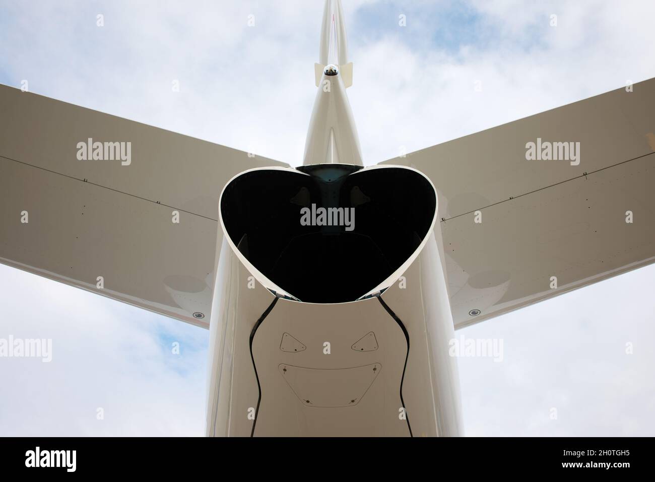 coda di un jet business close-up su sfondo di nuvole Foto Stock
