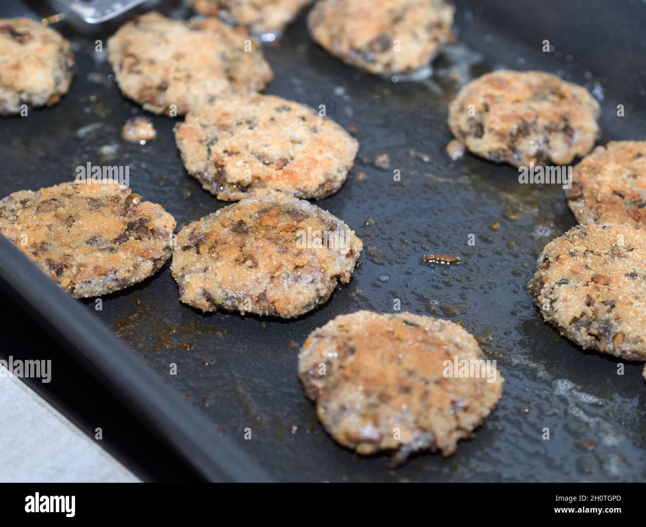 Gustose polpette di funghi vegetariani sulla teglia da forno Foto Stock