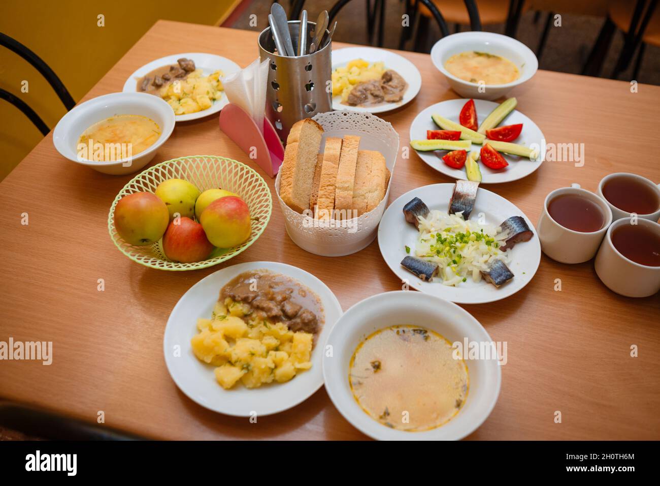 Cibo nella sala da pranzo. Cibo nazionale russo. Foto Stock