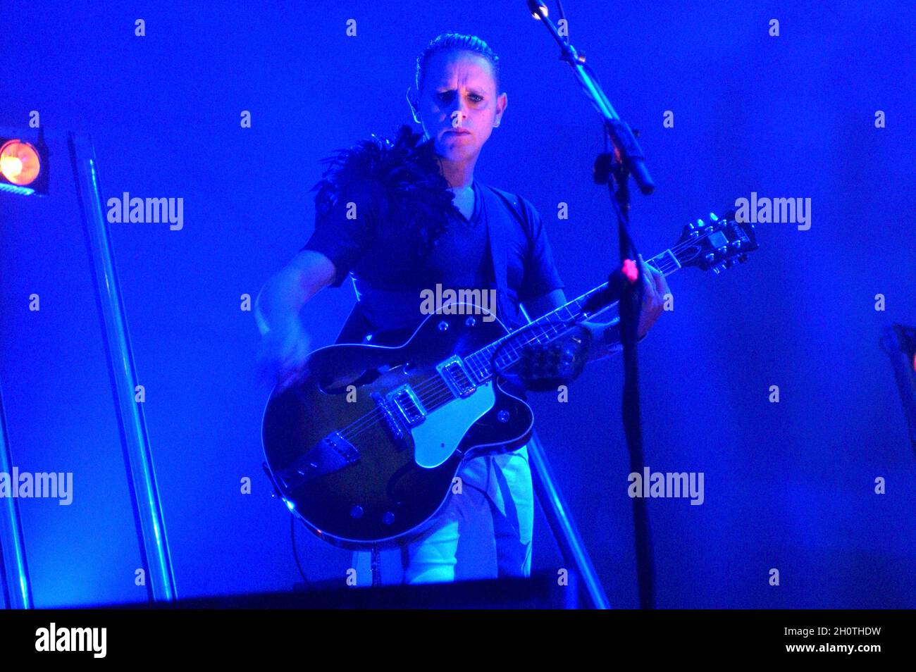 Milano Italia 2009-10-24 : concerto dal vivo della MODALITÀ DEPECHE al Forum Assago, Exciter Tour 2001, il chitarrista Martin Gore durante lo spettacolo Foto Stock