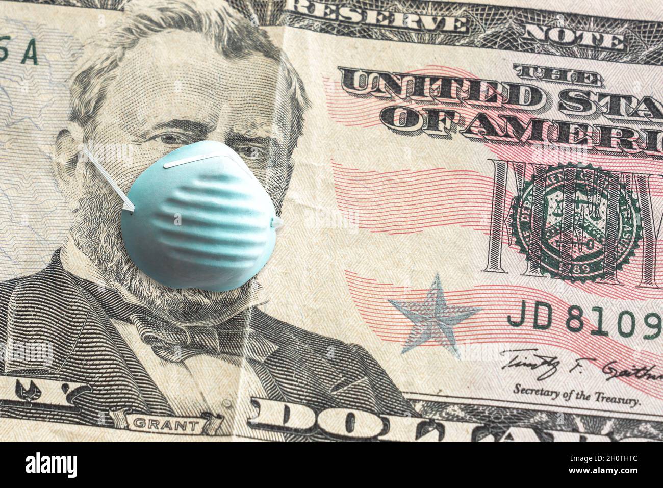 Primo piano della valuta della carta degli Stati Uniti cinquanta dollaro fattura con Ulysses S. Grant che indossa la maschera di copertura blu della faccia a causa della pandemia di COVID-19 Foto Stock