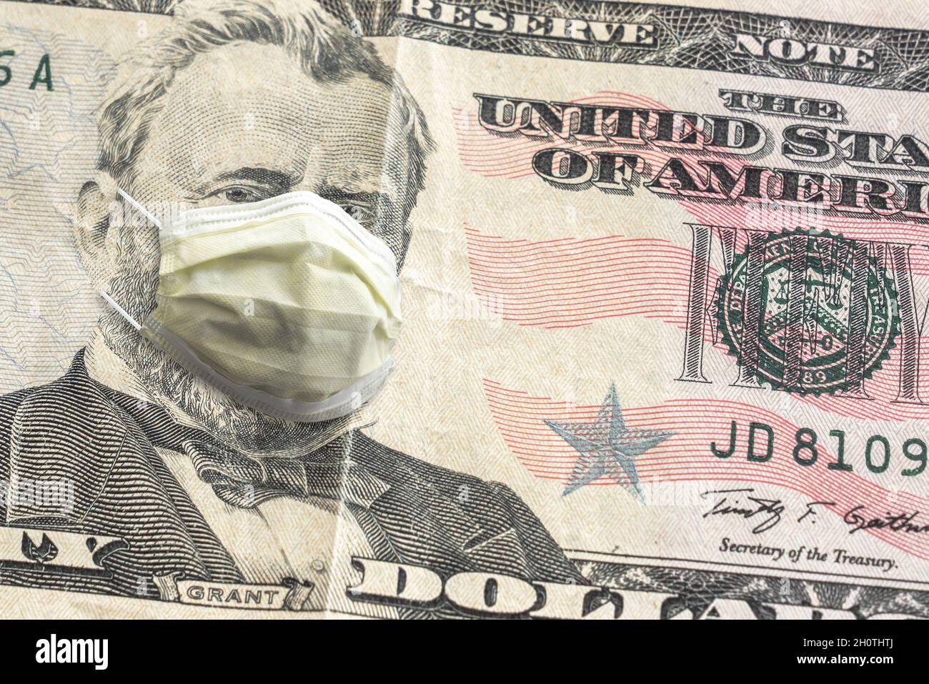 Primo piano della valuta della carta degli Stati Uniti cinquanta dollaro fattura con Ulysses S. Grant che indossa la maschera di copertura gialla della faccia a causa della pandemia di COVID-19 Foto Stock