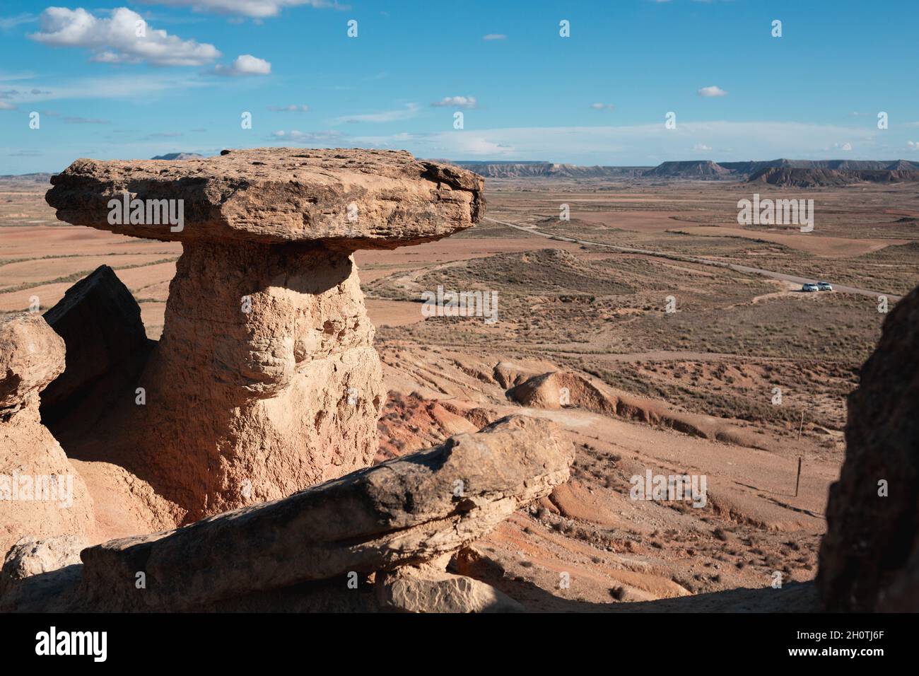 Vista panoramica delle Bardenas Reales, Navarra, Spagna. Formazioni di arenaria uniche erose dal vento e dall'acqua Foto Stock