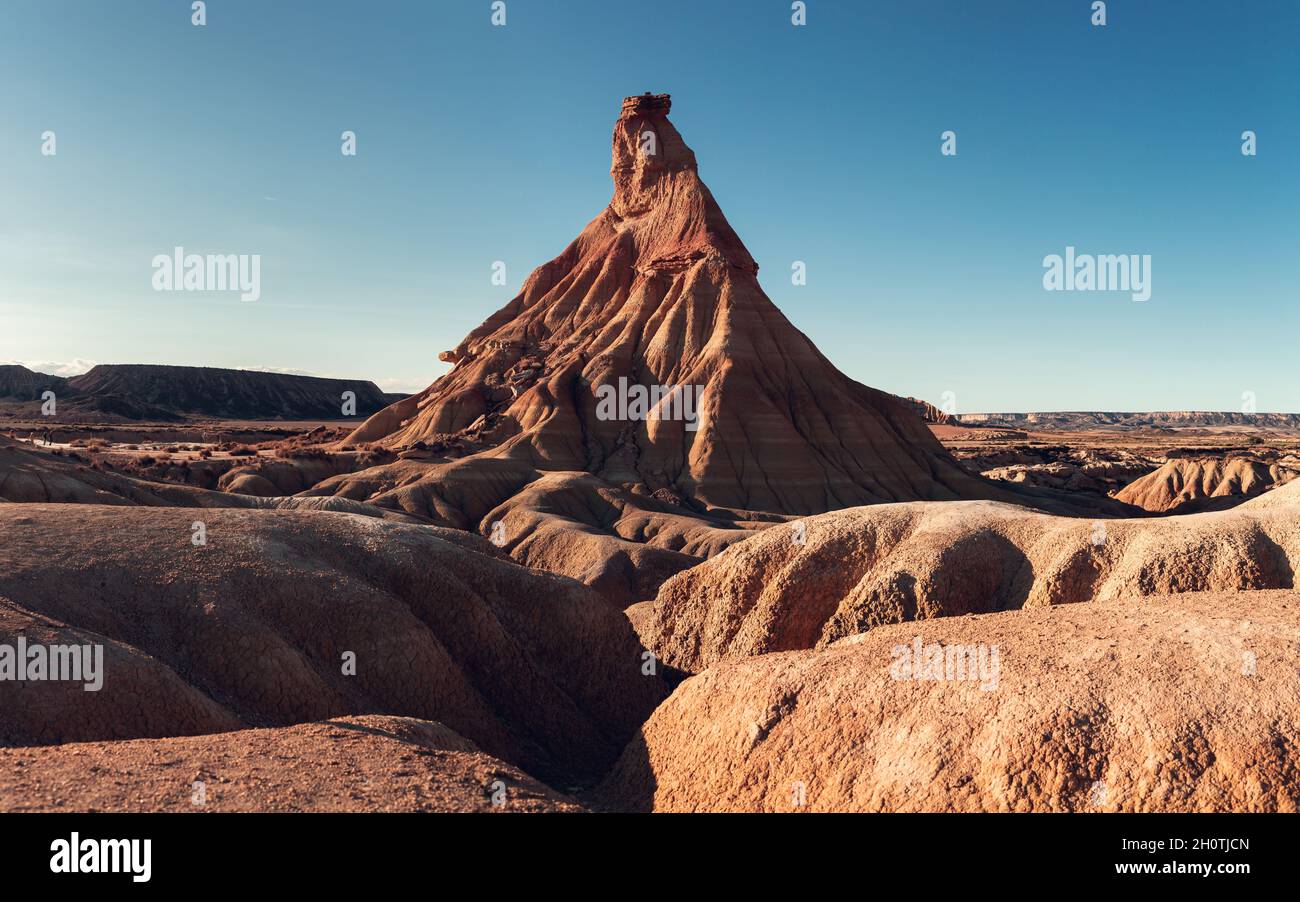 Castil de terra. Vista panoramica delle Bardenas Reales, Navarra, Spagna. Formazioni di arenaria uniche erose dal vento e dall'acqua Foto Stock