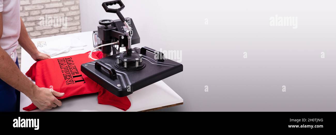 Pressa termica. Workshop sulla stampa del logo TShirt Foto Stock