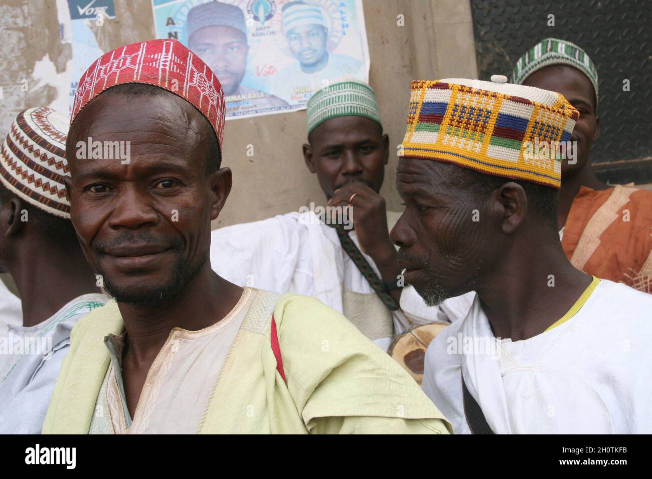 Uomini che vivono a Shinkafi, una città dello stato di Zamfara nel nord della Nigeria. La maggior parte delle persone che la vivono sono povere e vivono al di sotto di 1 dollaro al giorno. HAUSA è la prima lingua dello stato, che è anche il primo Stato ad aver introdotto la legge sulla sharia musulmana. "L'agricoltura è il nostro orgoglio” è lo slogan dello Stato, che è in gran parte agricolo. Shinkafi, Zamfara, Nigeria. Aprile 12, 2008. Foto Stock