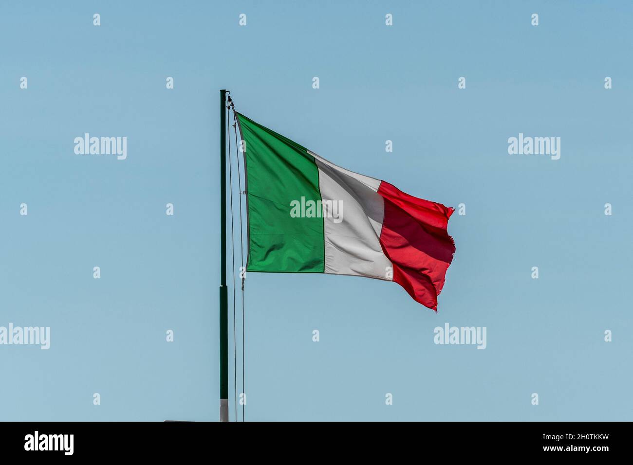 Bandiera italiana che vola nel cielo Foto Stock