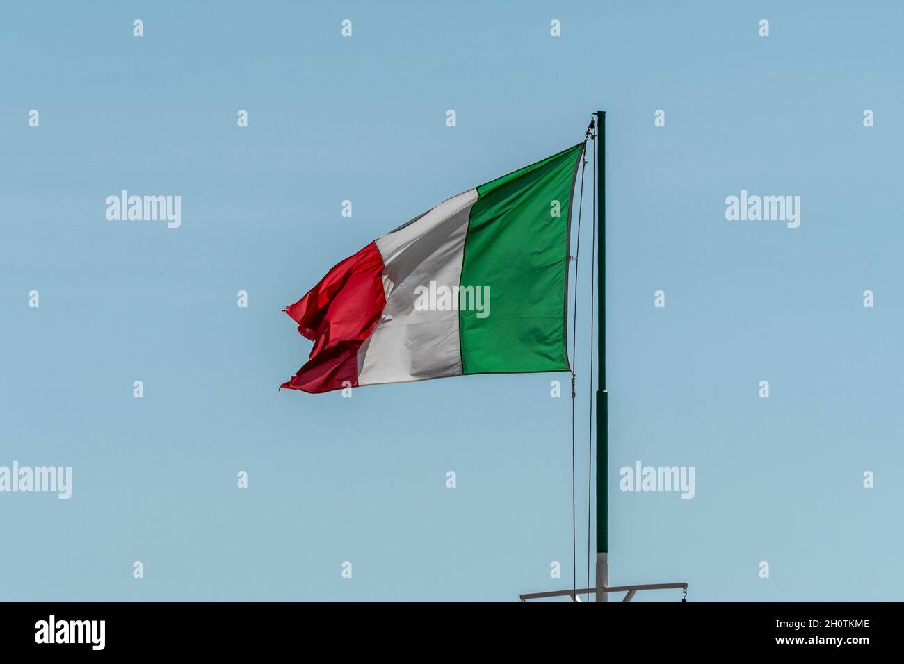 Bandiera italiana che vola nel cielo Foto Stock