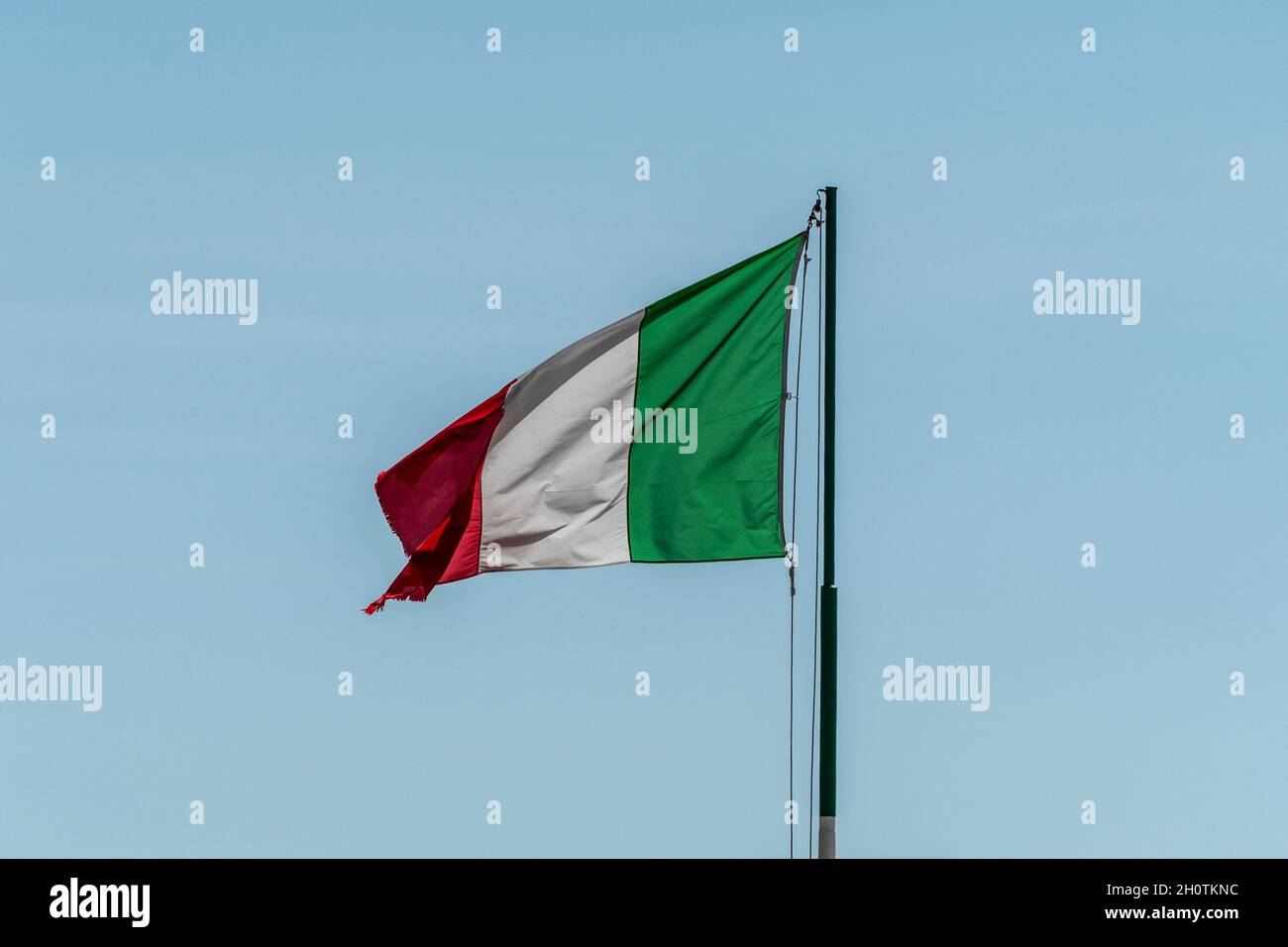 Bandiera italiana che vola nel cielo Foto Stock