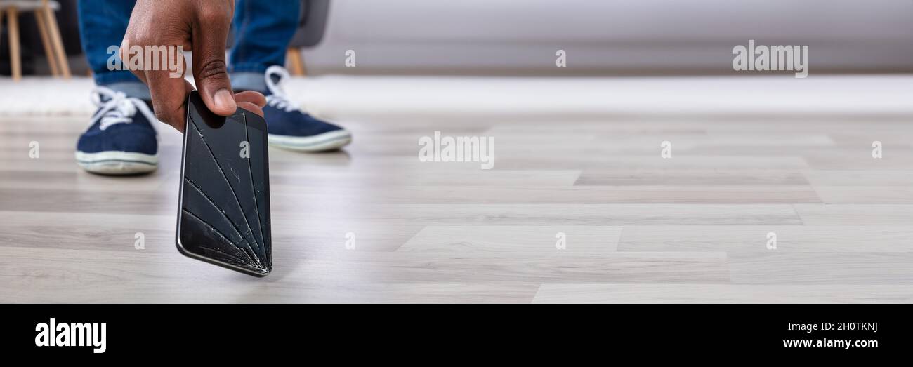 Telefono con schermo rotto incrinato. Gadget Drop Insurance Foto Stock