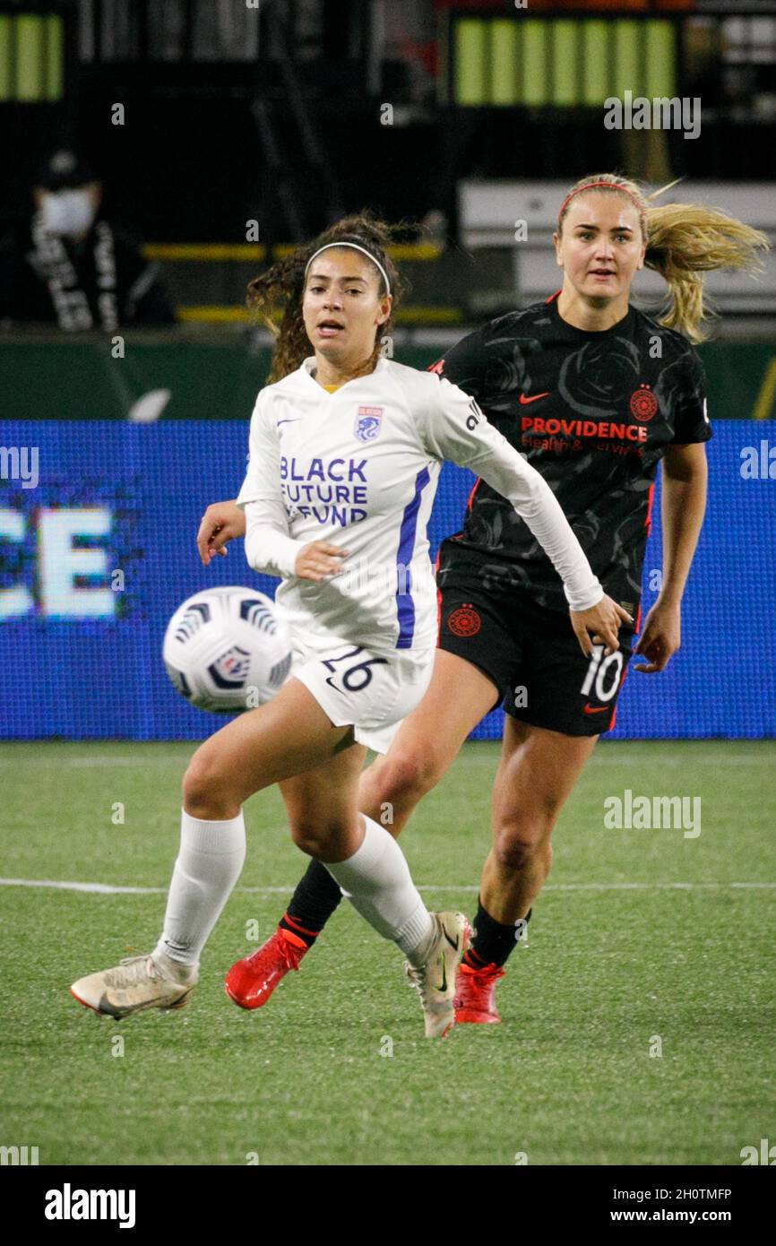 L'Angelina di OL Reign (26) tiene la palla da Lindsey Horan (10). Il Portland Thorns FC e il Tacoma's OL Reign hanno combattuto per un pareggio del 1-1 al Providence Park di Portland, Oregon, il 13 ottobre 2021, con un primo goal di Morgan Weaver di Portland e un ultimo goal di punizione calci da Megan Rapinoe di OL Reign. (Foto di John Rudoff/Sipa USA) Credit: Sipa USA/Alamy Live News Foto Stock