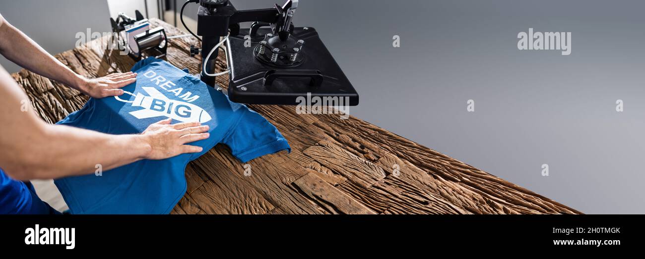 L'uomo Stampa su T Shirt in officina Foto Stock
