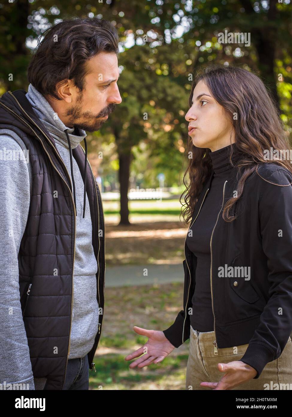 Giovane coppia in conflitto di litigio, ragazzo e ragazza sostengono insoddisfatto e cercare di risolvere il loro problema reciproco. Concetto di disaccordo sulla relazione Foto Stock