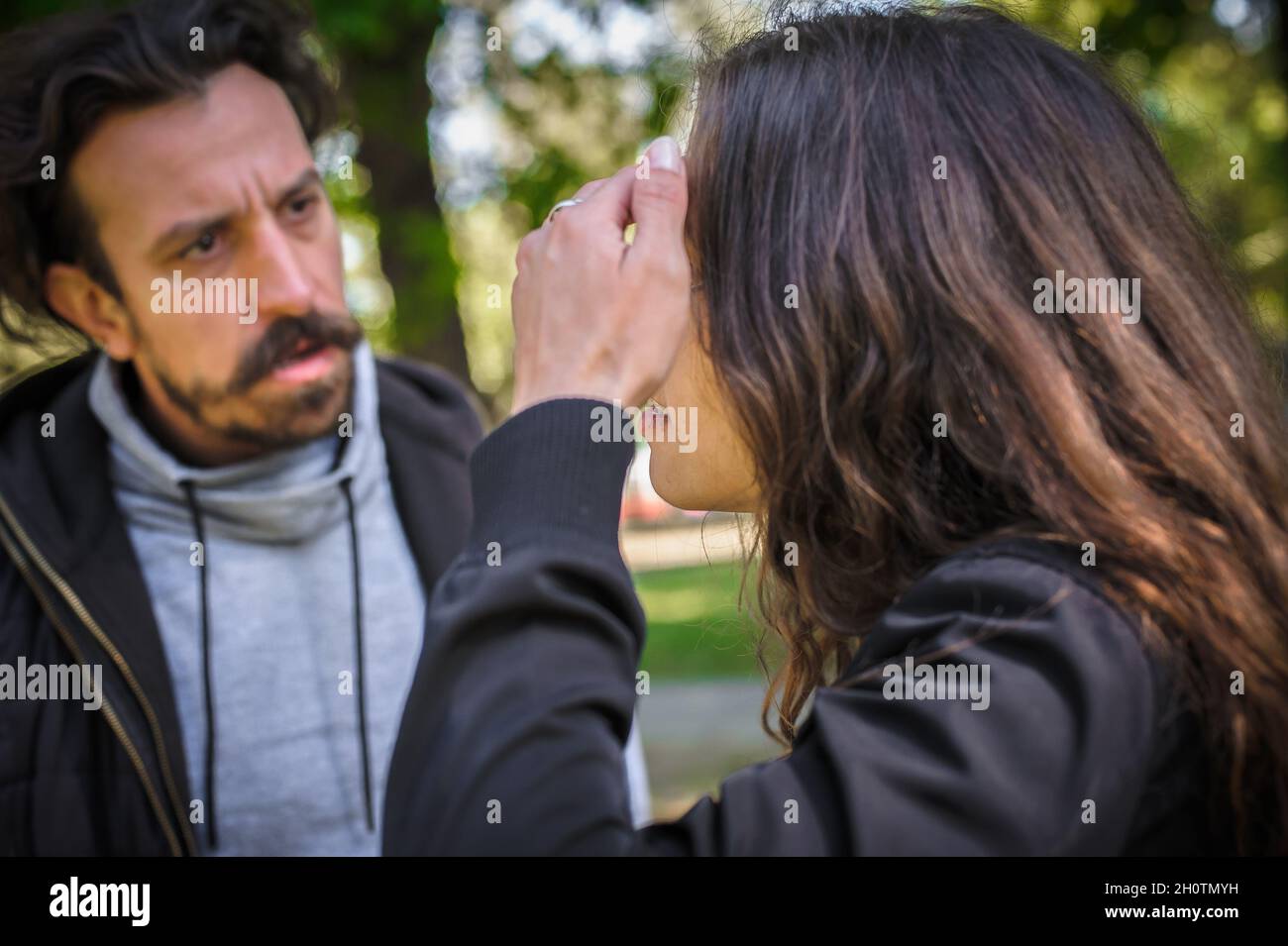 Giovane coppia in conflitto di litigio, ragazzo e ragazza sostengono insoddisfatto e cercare di risolvere il loro problema reciproco. Concetto di disaccordo sulla relazione Foto Stock