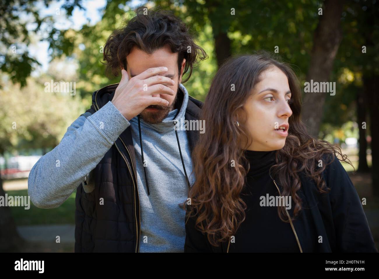 Giovane coppia in conflitto di litigio, ragazzo e ragazza sostengono insoddisfatto e cercare di risolvere il loro problema reciproco. Concetto di disaccordo sulla relazione Foto Stock