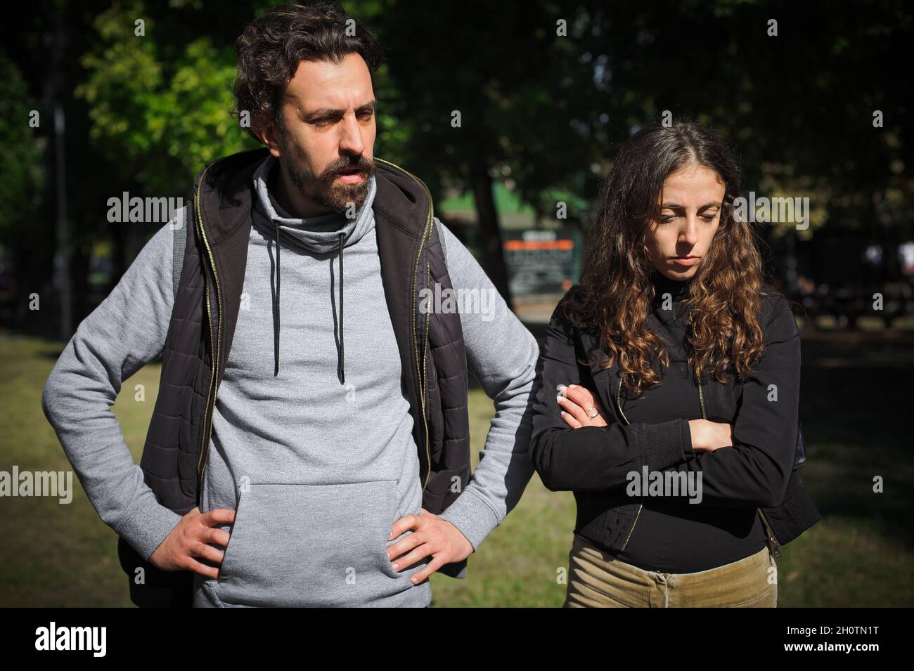 Giovane coppia in conflitto di litigio, ragazzo e ragazza sostengono insoddisfatto e cercare di risolvere il loro problema reciproco. Concetto di disaccordo sulla relazione Foto Stock