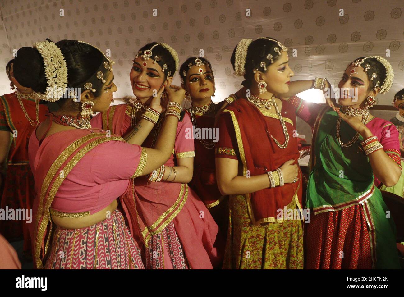 New Delhi, India. 14 Ott 2021. Gli artisti si preparano nel backstage della stanza verde prima della loro esibizione nella danza-dramma 'Sampoorna Ramlila', la sera di Navmmi durante il festival Holi di Navratra al teatro Shriram Bharatiya Kala Kendra a Nuova Delhi giovedì 14 ottobre 2021. Navratra è un festival indiano che viene celebrato nel nord dell'India. Dove la gente celebra RAM Leela e Durga Pooja. Photo by Anshuman Akash/ABACAPRESS.COM Credit: Abaca Press/Alamy Live News Foto Stock