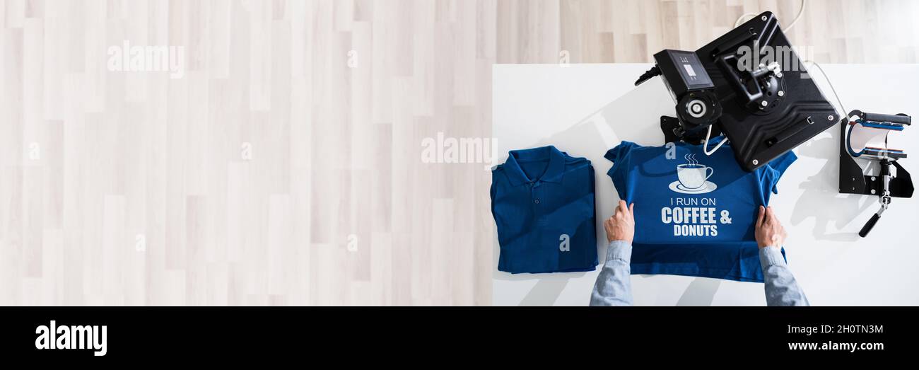 Pressa termica. Workshop sulla stampa del logo TShirt Foto Stock