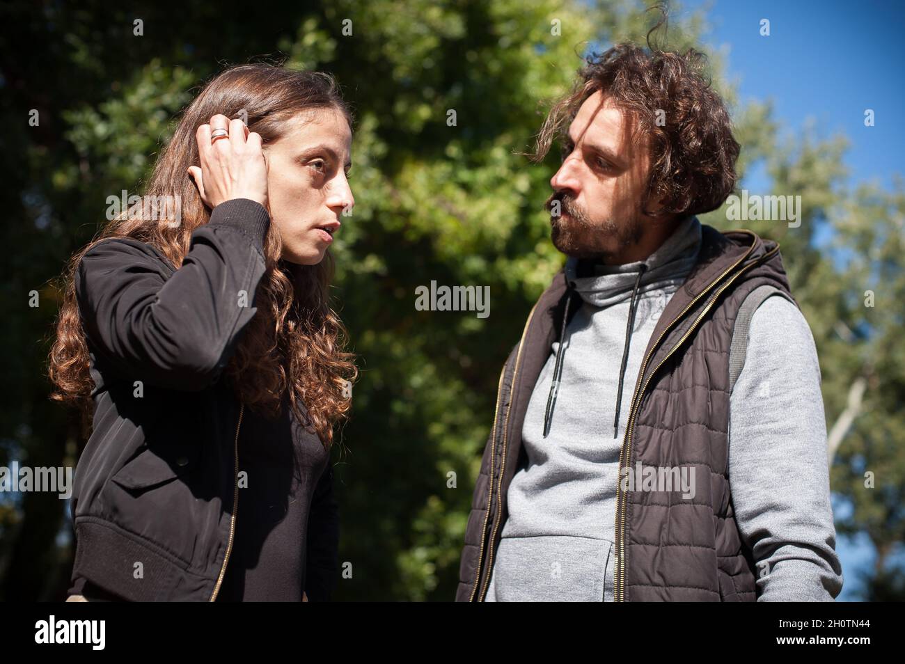 Giovane coppia in conflitto di litigio, ragazzo e ragazza sostengono insoddisfatto e cercare di risolvere il loro problema reciproco. Concetto di disaccordo sulla relazione Foto Stock