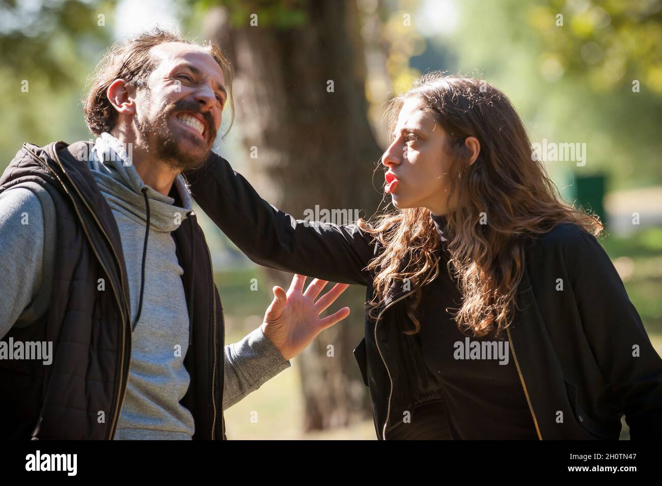 Giovane coppia in conflitto di litigio, ragazzo e ragazza sostengono insoddisfatto e cercare di risolvere il loro problema reciproco. Concetto di disaccordo sulla relazione Foto Stock