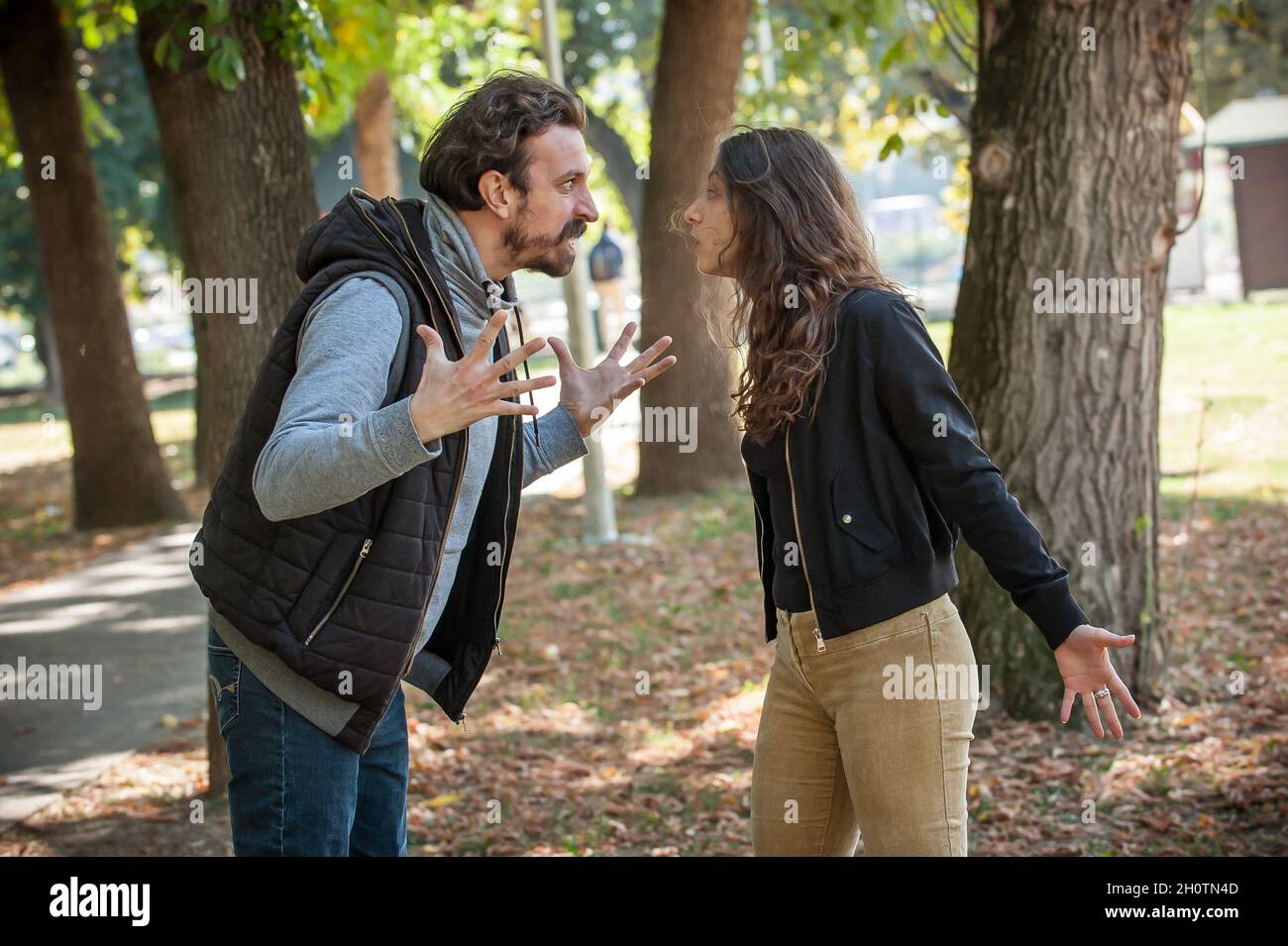 Giovane coppia in conflitto di litigio, ragazzo e ragazza sostengono insoddisfatto e cercare di risolvere il loro problema reciproco. Concetto di disaccordo sulla relazione Foto Stock
