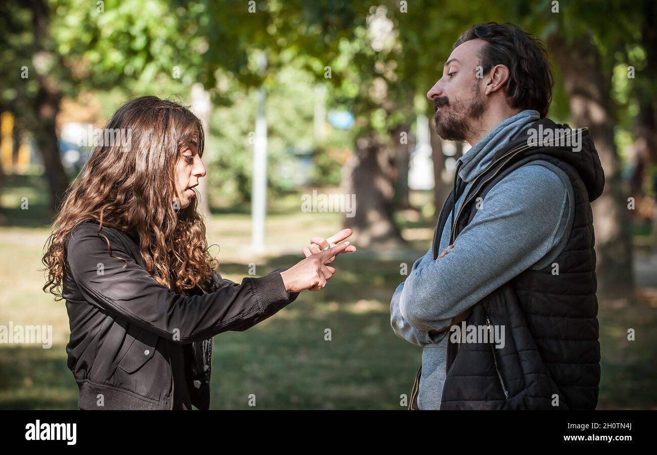 Giovane coppia in conflitto di litigio, ragazzo e fidanzata puntarsi l'un l'altro con il dito e cercare di risolvere il loro problema reciproco. Disagro di rapporto Foto Stock