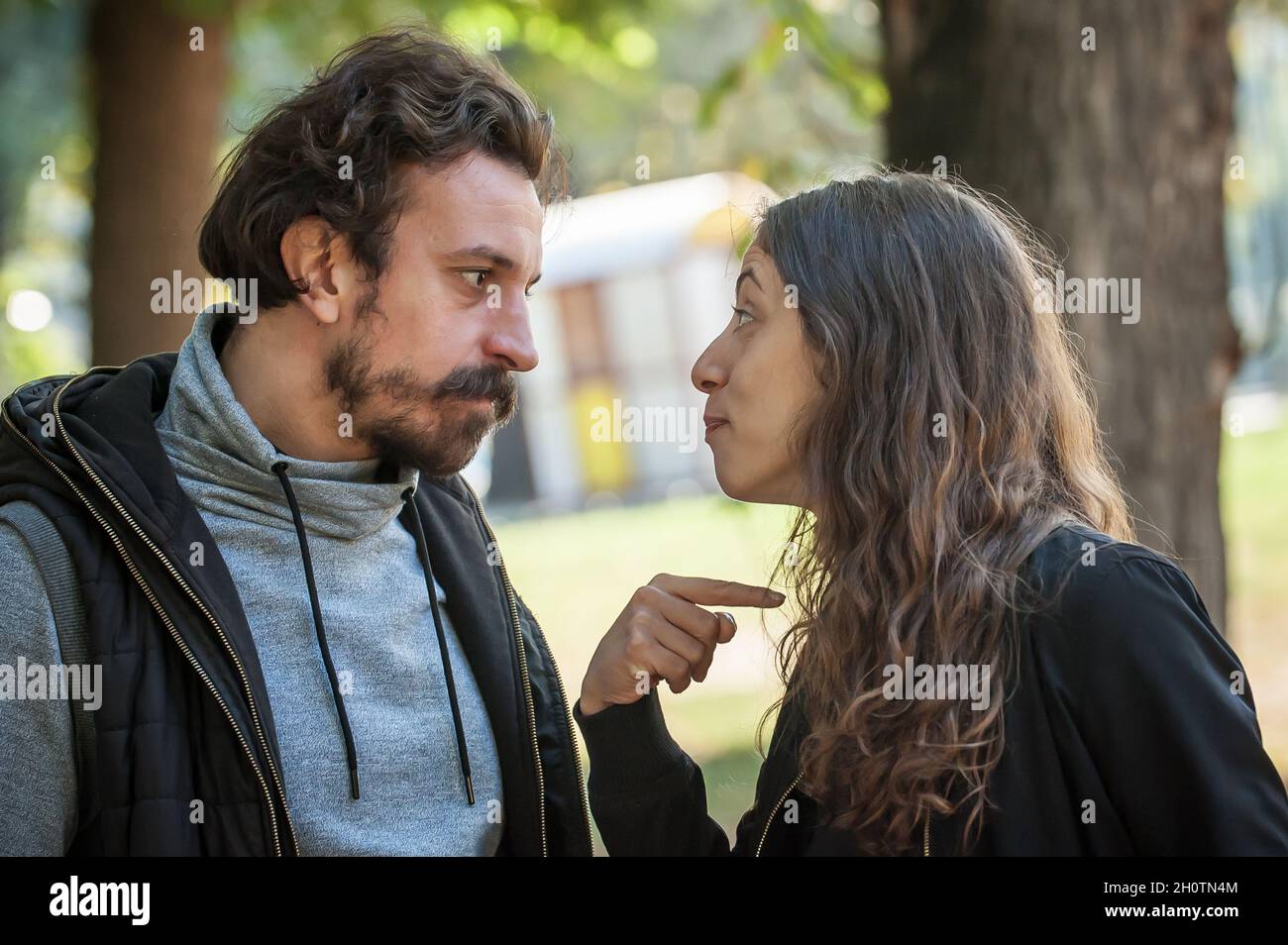 Giovane coppia in conflitto di litigio, ragazzo e fidanzata puntarsi l'un l'altro con il dito e cercare di risolvere il loro problema reciproco. Disagro di rapporto Foto Stock