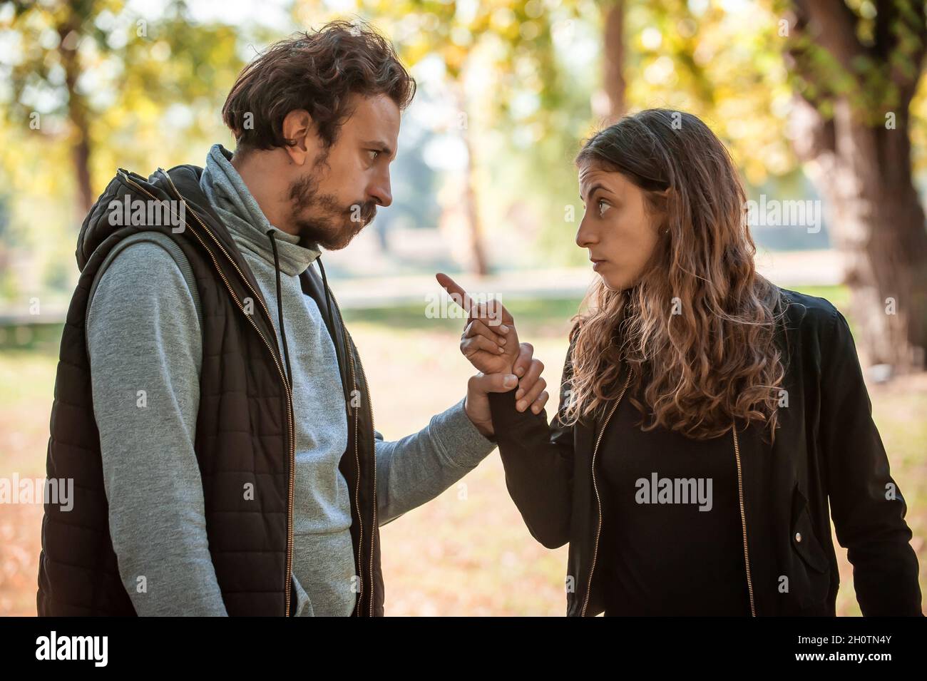 Giovane coppia in conflitto di litigio, ragazzo e fidanzata puntarsi l'un l'altro con il dito e cercare di risolvere il loro problema reciproco. Disagro di rapporto Foto Stock