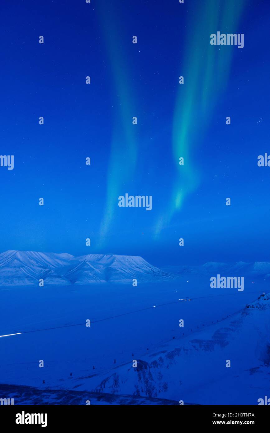 Stagione invernale scura su Svalbard con polarnight e luci del nord. Vista da una montagna nella valle Adventdalen. Longyearbyen, Spitsbergen, Svalbard Foto Stock