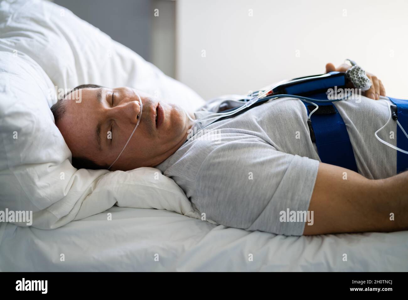 Trattamento del disturbo del sonno apnea in ospedale. Terapia uomo Foto Stock