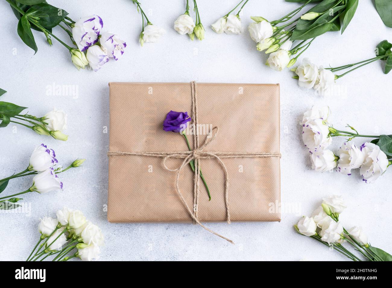 La composizione di fiori e borse. Un regalo e fiori su sfondo rosa. Giornata delle donne, una vacanza. Lettino solare piatto, vista dall'alto, spazio copia. Foto Stock