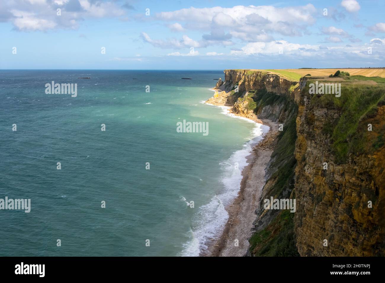 vista panoramica sulle ripide scogliere sull'oceano blu Foto Stock